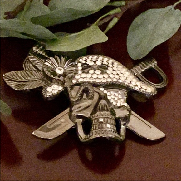 📌 VTG Pirate Skull Swords Hat Patch Eye Bling Crystal Unisex Belt Buckle - Picture 3 of 3
